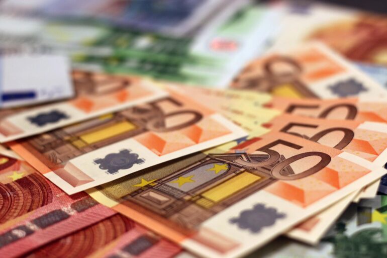 Περιορισμός φοροδιαφυγής και αυξήσεις μισθών οι δυο κύριες πηγές αύξησης των εσόδων του προϋπολογισμού το 2024