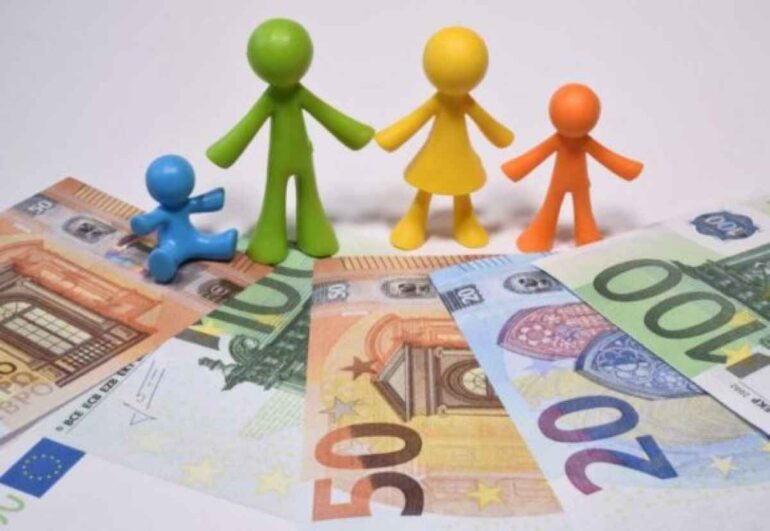 Έκτακτη ενίσχυση 150 ευρώ ανά παιδί: Ποιοι είναι οι δικαιούχοι και πότε καταβάλλεται (Βίντεο)