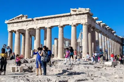 tourists akropoli