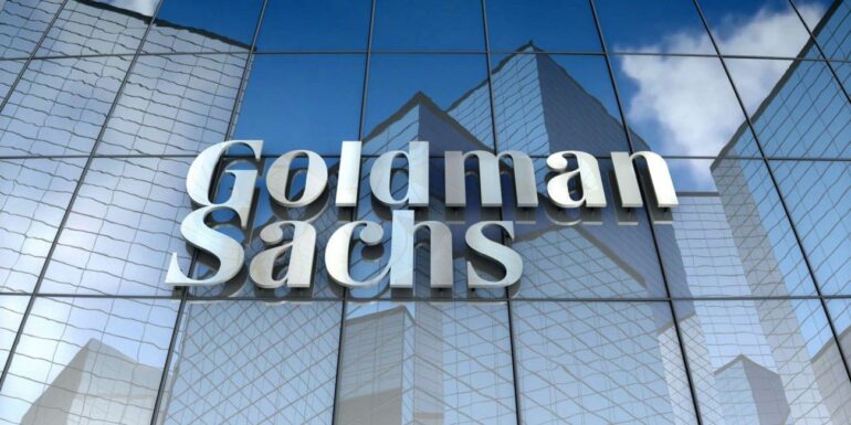 To λογότυπο της Goldman Sachs μπροστά από κτήριο