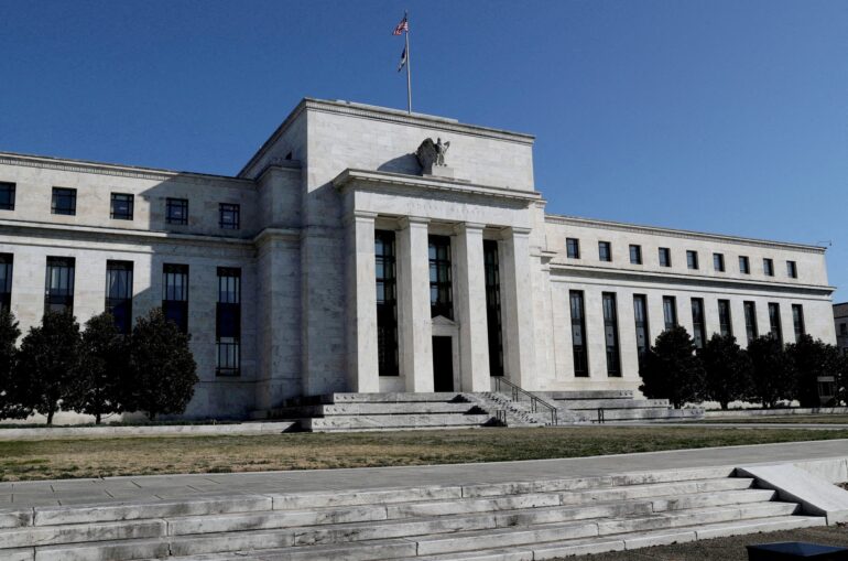 Η Fed διατηρεί αμετάβλητα τα επιτόκια στο εύρος του 5,25% έως 5,50%