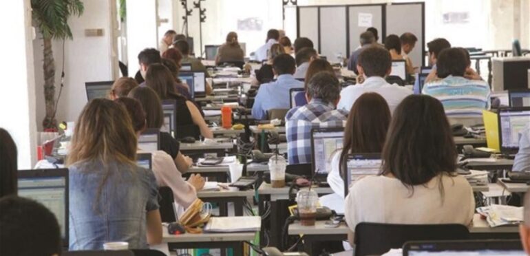 Δείκτης RCI: Αυξάνονται προσλήψεις και μισθοί, αλλά και το burnout
