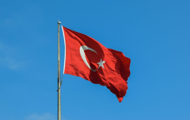 Η Κεντρική Τράπεζα της Τουρκίας μειώνει τα επιτόκια για πέμπτο μήνα, αλλά με αργό ρυθμό