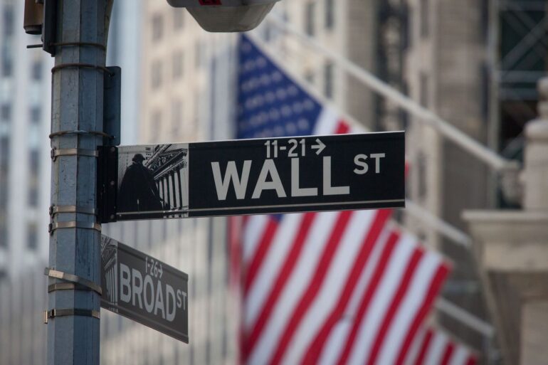 Συγκρατημένα κινούνται τα futures της Wall Street, με το βλέμμα στην υποχώρηση των μετοχών τεχνολογίας