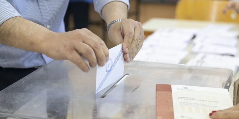 Πανευρωπαϊκή έρευνα: Τα χαμηλότερα ποσοστά ικανοποίησης από την δημοκρατία έχουν οι έλληνες