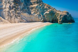 shutterstock Εγκρεμνοί beach island greece tourism παραλία θάλασσα Λευκάδα 768x480 1