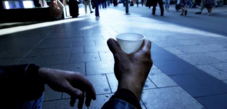 Αύξηση του κινδύνου φτώχειας στην Ελλάδα το 2025 λόγω κοινωνικών και υλικών στερήσεων