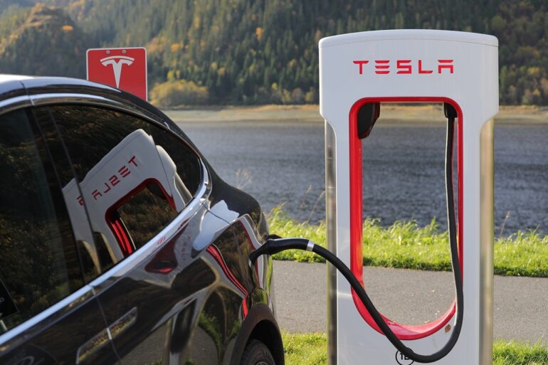 Tesla: Θέτει όριο το 3% για δικαίωμα αγωγών από μετόχους