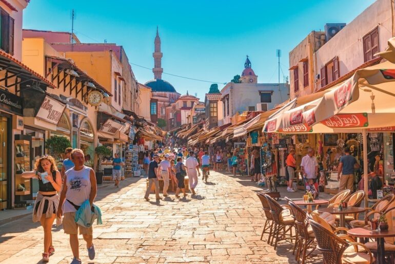 Ρόδος: Ποδαρικό στη σαιζόν έκαναν Γερμανοί τουρίστες