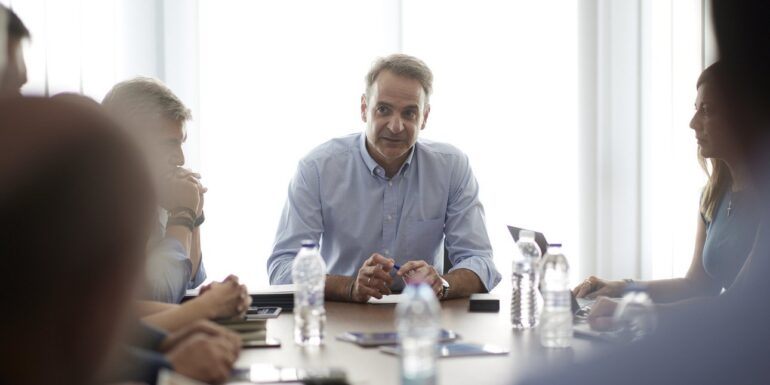 Αντίστροφη μέτρηση για την εκκίνηση του διαλόγου για τα ομόφυλα ζευγάρια – Τριγμοί στη ΝΔ