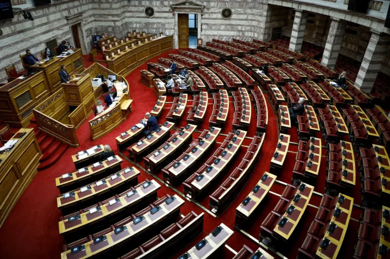 Κατατέθηκε στη Βουλή το «μίνι» ασφαλιστικό: Οι διατάξεις για εργαζόμενους και συνταξιούχους