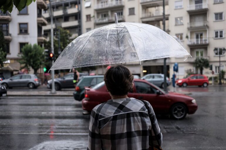 Επιδείνωση του καιρού αναμένεται από αύριο, με φαινόμενα όπως καταιγίδες, τοπικές χαλαζοπτώσεις και ισχυρούς ανέμους.