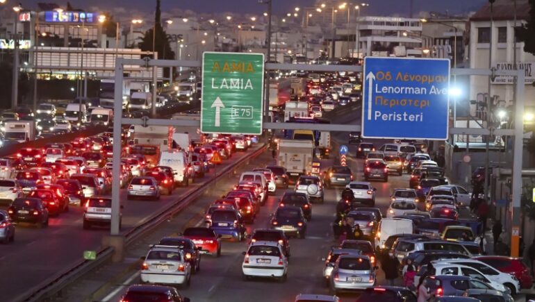 Χριστούγεννα: Ξεκίνησε η μεγάλη έξοδος των εκδρομέων για τις γιορτές