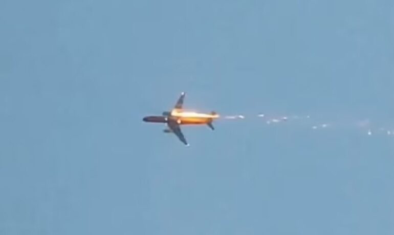 Ρωσία: Boeing 737 παίρνει φωτιά ενώ βρίσκεται στον αέρα (Βίντεο)