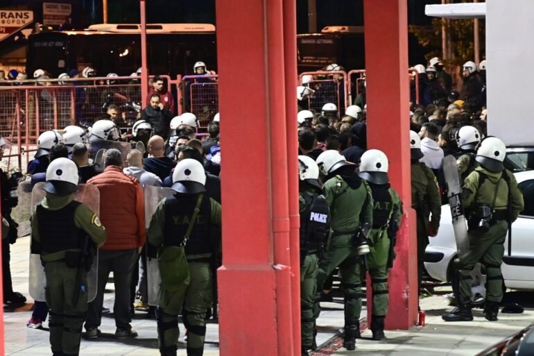 Συνελήφθη 18χρονος ως ο δράστης που πέταξε την φωτοβολίδα στον αστυνομικό – Ομολόγησε την πράξη του