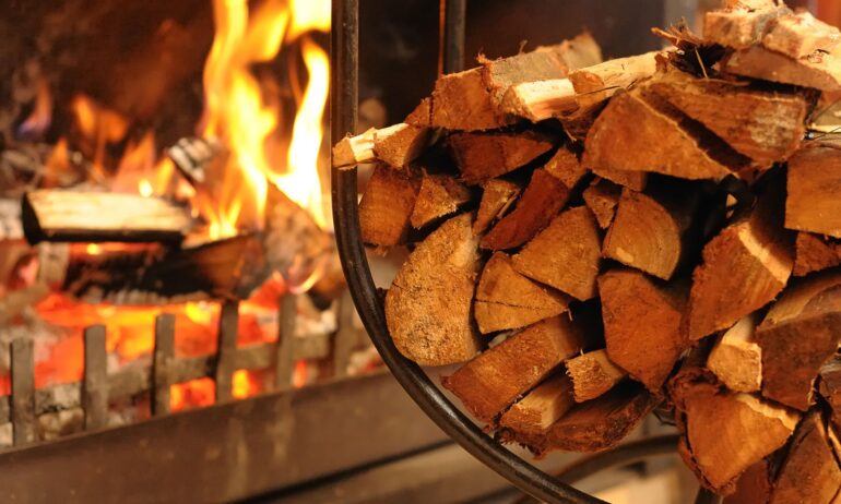 Αύξηση των παραγγελιών στα καυσόξυλα έφεραν τα πρώτα κρύα