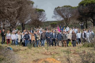 150 άνθρωποι της Παπαστράτος φύτευσαν τα πρώτα 800 δέντρα στην έναρξη της Β΄φάσης του µεγάλου Προγράµµατος Αναδάσωσης