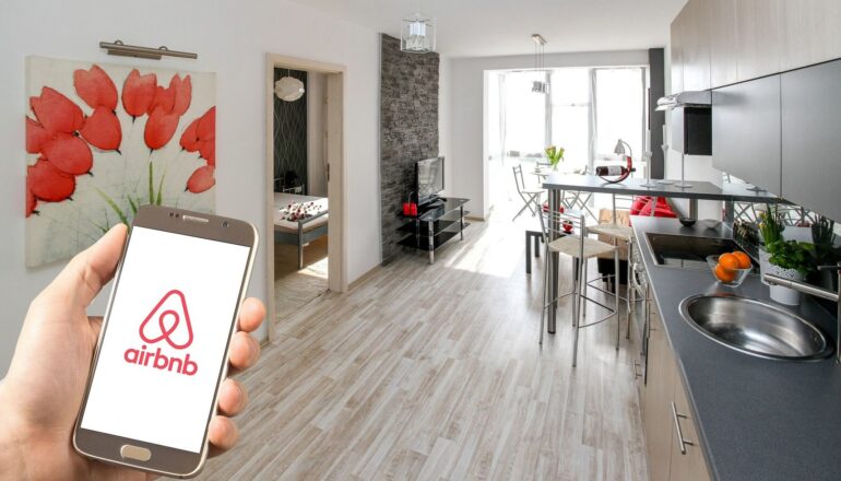 Αυξημένη ζήτηση για Airbnb στην Ελλάδα: Ποιοι προορισμοί ξεχωρίζουν το Πάσχα