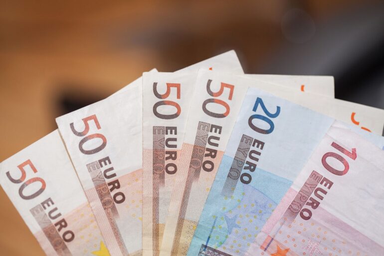 Πληρωμές e-ΕΦΚΑ και ΔΥΠΑ: Αναλυτικά τα ποσά και οι δικαιούχοι
