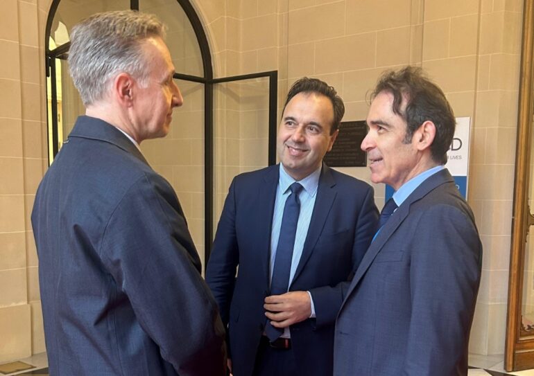 Δημήτρης Παπαστεργίου στον ΟΟΣΑ: «Η Τεχνητή Νοημοσύνη πρέπει να εκδημοκρατιστεί»