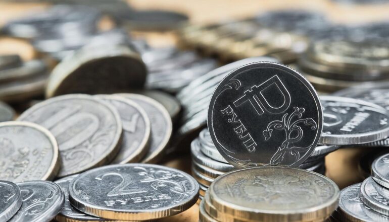 Νέες τραπεζικές ρυθμίσεις στη Ρωσία ενισχύουν το ρούβλι έναντι του δολαρίου