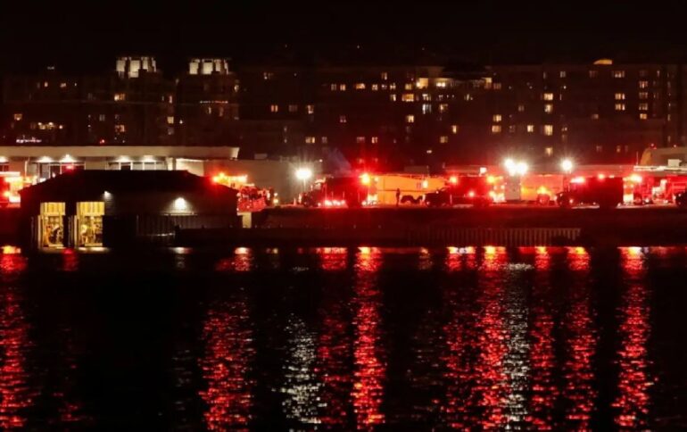 Φρικτό δυστύχημα στις ΗΠΑ: Αεροσκάφος συνετρίβη με στρατιωτικό ελικόπτερο – Τουλάχιστον 18 οι νεκροί