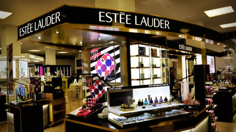 Ριζικές αλλαγές στην Estée Lauder – 7.000 απολύσεις και αναδιαμόρφωση χαρτοφυλακίου