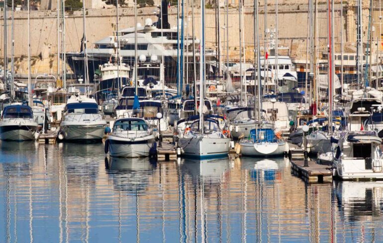 Η ΕΤΑΔ πουλά το 25% της Μαρίνας Ζέας στην D-Marin