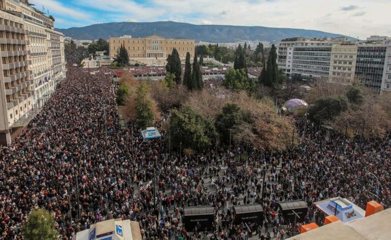 Δύο χρόνια από τα Τέμπη: Εκατοντάδες συγκεντρώσεις – Πανελλαδική απεργία στη μνήμη των νεκρών