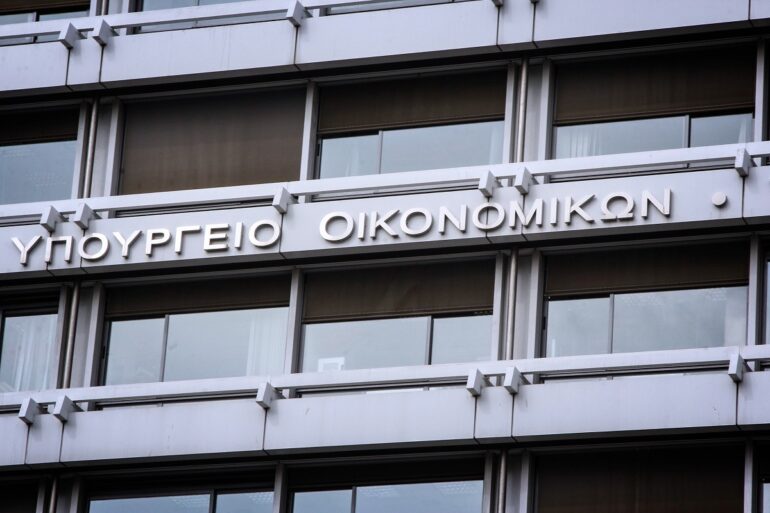 Υπουργείο Οικονομικών: «Σπεύδει βραδέως» (και) λόγω Τεμπών