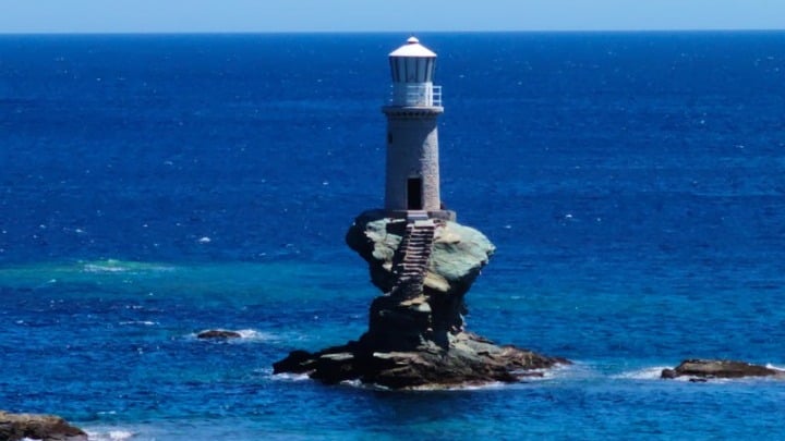 Διεθνής διάκριση για την Άνδρο χάρη στον φάρο Τουρλίτη