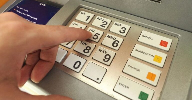Αλλάζουν οι προμήθειες στις αναλήψεις από ΑΤΜ από τις 11 Αυγούστου – Τι προβλέπει η νέα ρύθμιση