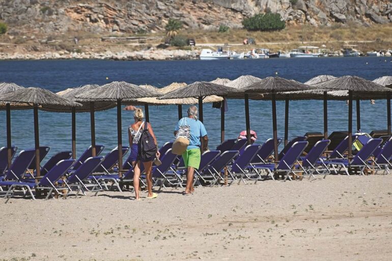 Βάλθηκαν να διαλύσουν (και) τον τουρισμό