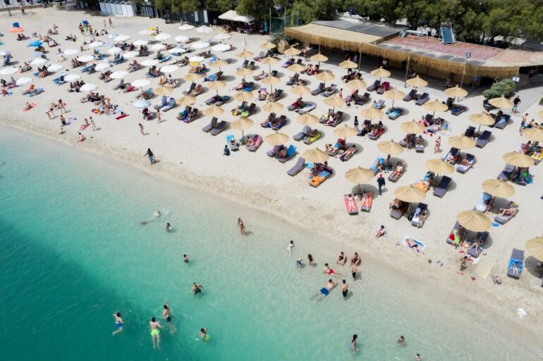 Σε σφιχτό ελεγκτικό κλοιό οι επιχειρήσεις στις παραλίες