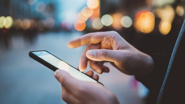Focus Bari: Οι Έλληνες «Ζουν» Online – ChatGPT, E-shopping και Social Media στην καθημερινότητα
