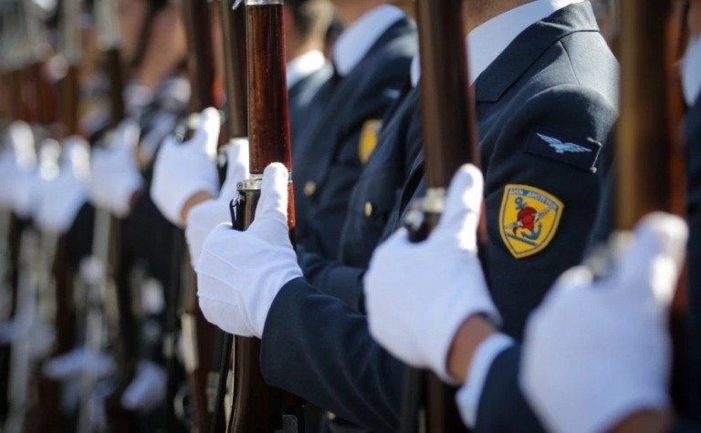 Αυξήσεις και αναδρομικά για 150.000 ένστολους μέσα στις γιορτές