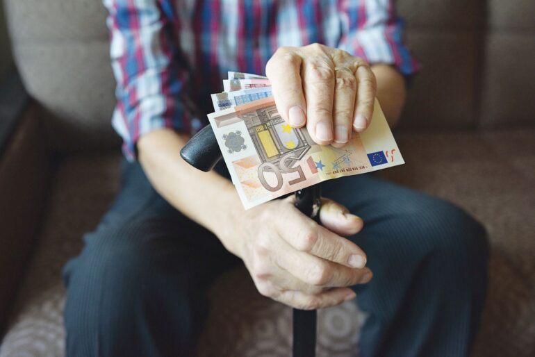 Εντόκως αλλά με χρόνια καθυστέρηση τα αναδρομικά: Το θολό τοπίο σε κύριες και επικουρικές συντάξεις