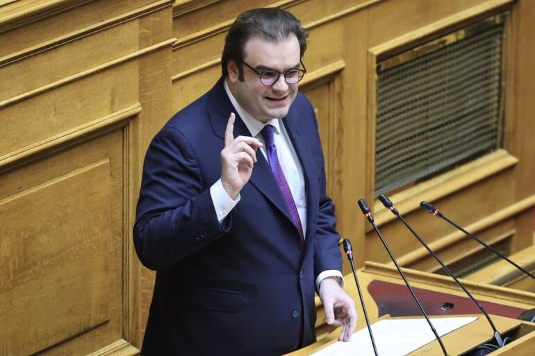 Το έλλειμμα επενδύσεων «βαρίδι» για τον Προϋπολογισμό