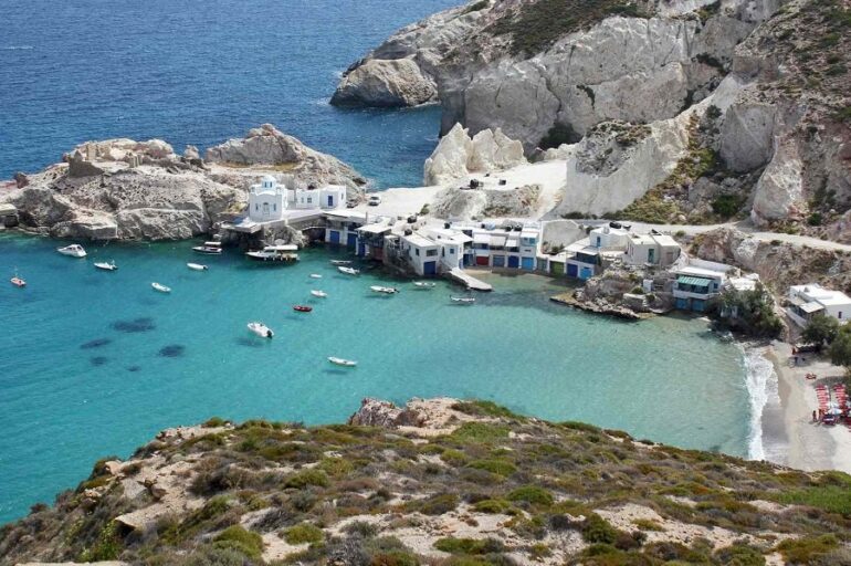 Η αλήθεια για τη λειτουργία και επέκταση του ξενοδοχείου Domes White Coast Milos