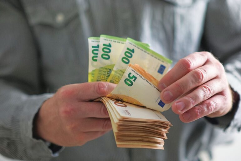 Γάμοι και βαπτίσεις στο στόχαστρο της ΑΑΔΕ: Έτσι θα ελέγχει για φοροδιαφυγή