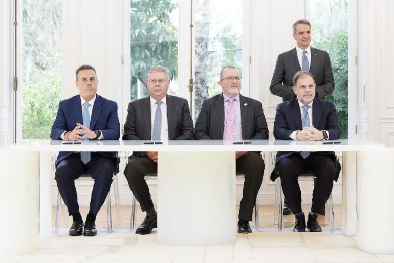 Έπεσαν οι υπογραφές μεταξύ Ελλάδας και Chevron για τους υδρογονάθρακες σε Κρήτη και Πελοπόννησο