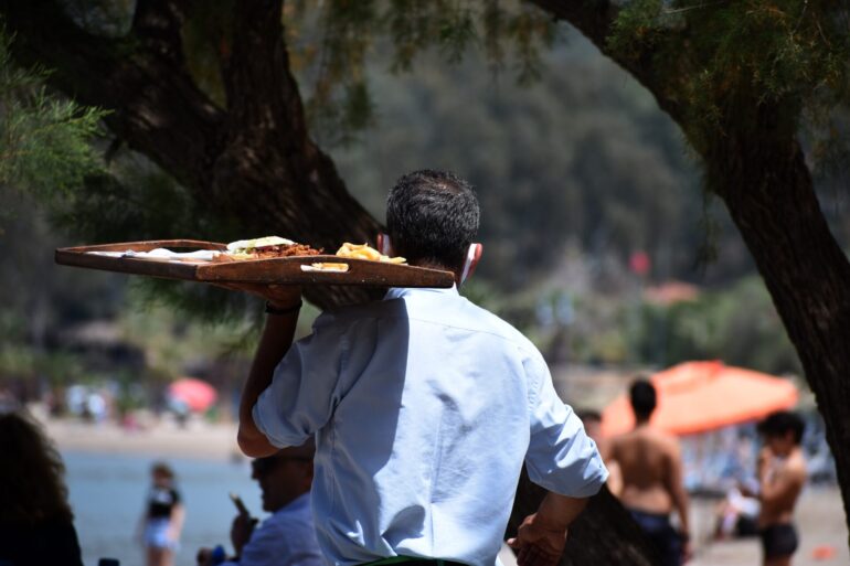 «Χαμηλές πτήσεις» σε κατώτατο μισθό και αγοραστική δύναμη