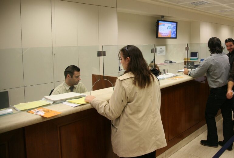 Οι τραπεζικές πρακτικές «δαγκώνουν» τις καταθέσεις