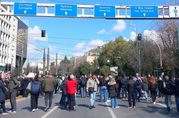 Σύνταγμα: Επεισόδια μετά το συλλαλητήριο για τα Τέμπη
