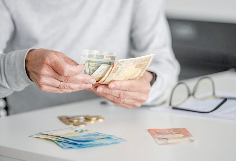 Ποιοι κινδυνεύουν να χάσουν επιδόματα από την 1η Απριλίου – Τι πρέπει να προσέξουν
