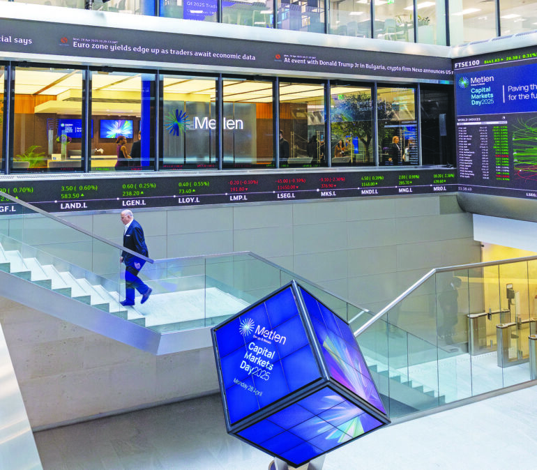 Η δέσμευση (Μυτιληναίου), η παρένθεση (του 2025) και η στήριξη (των οίκων)