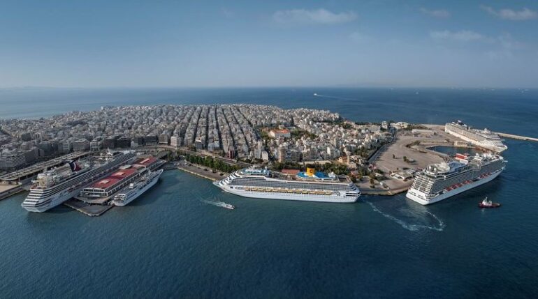Το λιμάνι του Πειραιά από πανοραμική λήψη