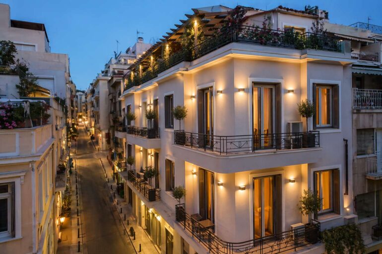 Εξετάζεται «φρένο» σε νέα ξενοδοχεία στην Αθήνα – Πού εστιάζουν οι προβληματισμοί