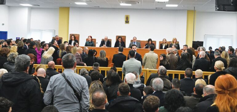 Φαρσοκωμωδία δίχως τέλος: Συνεχίζεται σήμερα η δίκη των Τεμπών στην «ανακαινισμένη» αίθουσα