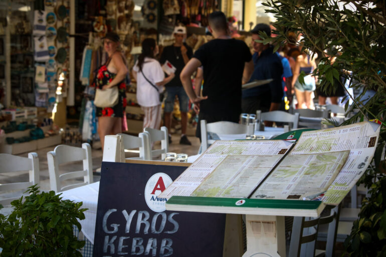 Βουτιά σε υπηρεσίες, καταναλωτική εμπιστοσύνη και λιανεμπόριο τον Μάρτιο